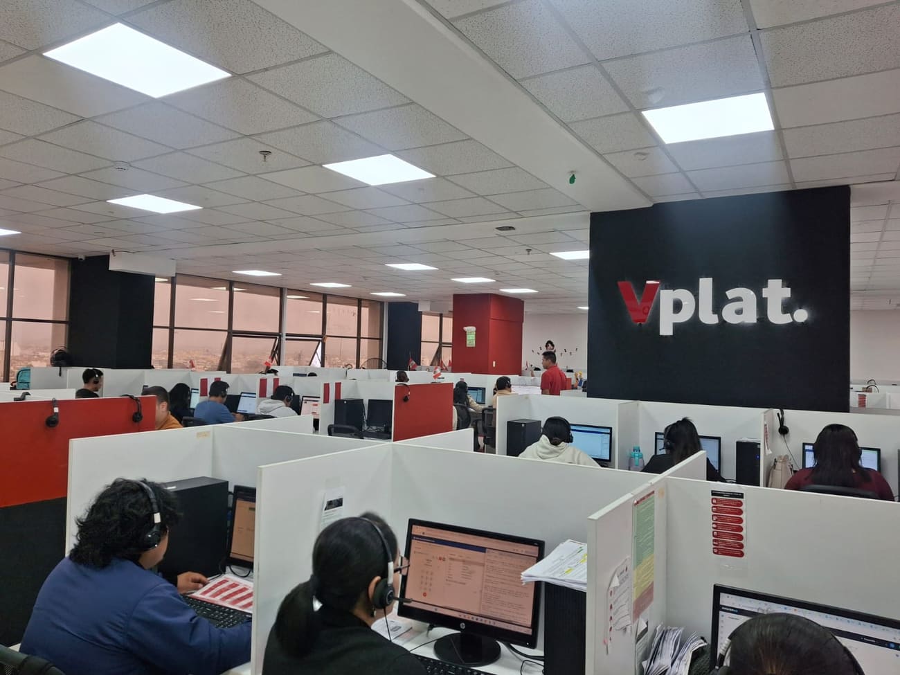 Equipo de VPLAT Perú en una feria laboral en Trujillo